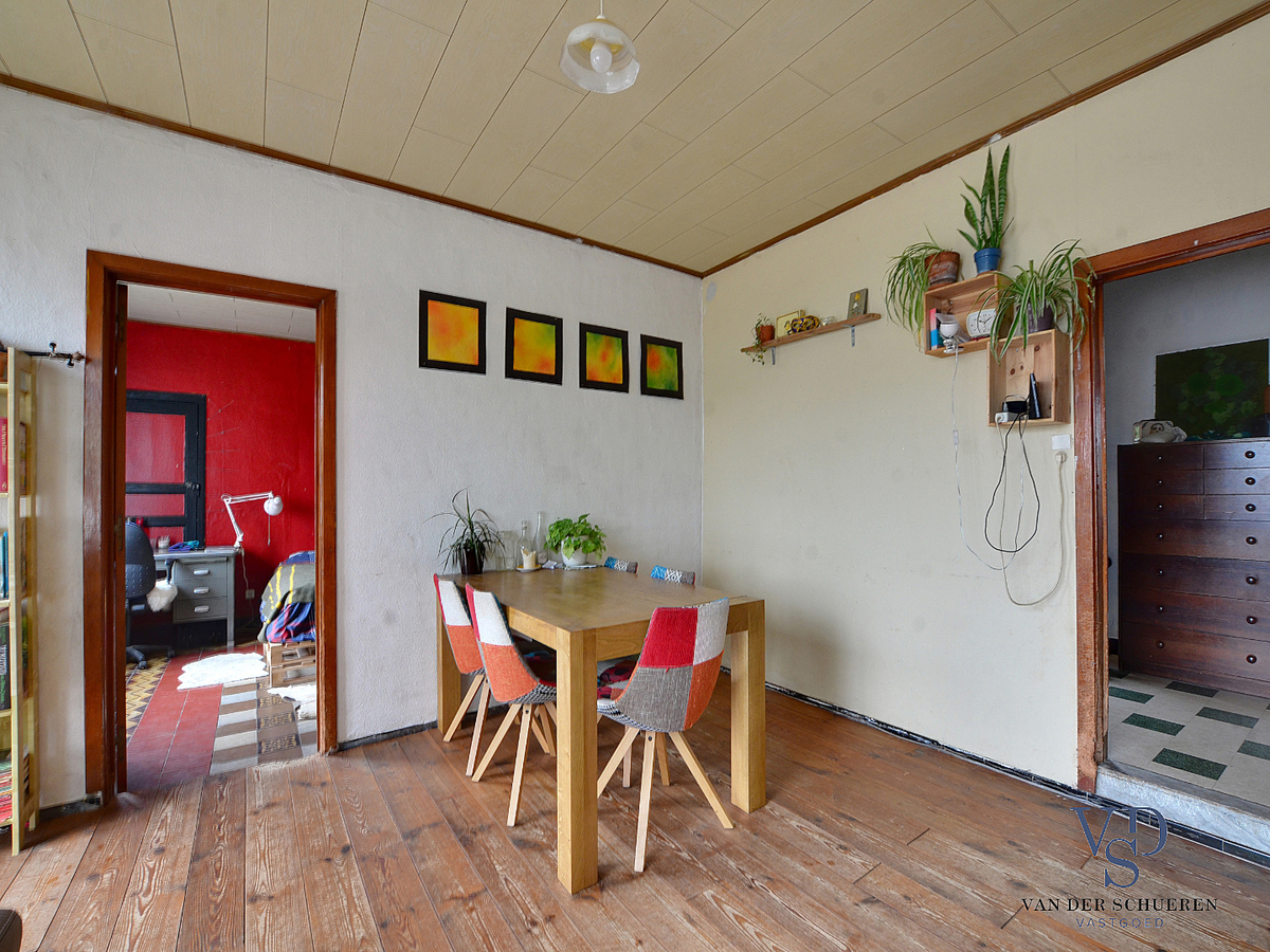 Karaktervolle, te renoveren woning (op bijna 900 m²). 