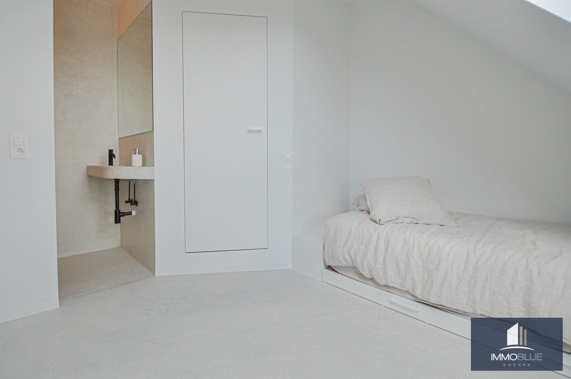 Appartement entièrement rénové avec une grande terrasse ensoleillée. 