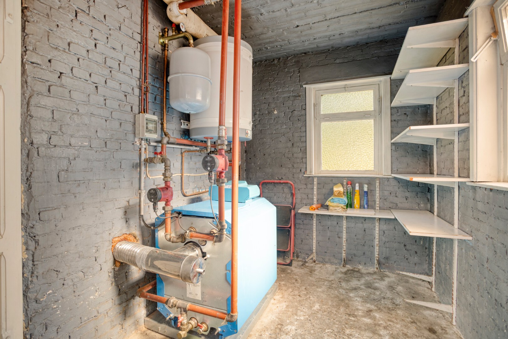 Te renoveren gezinswoning met 3 slpk. en ruime garage in Geel 