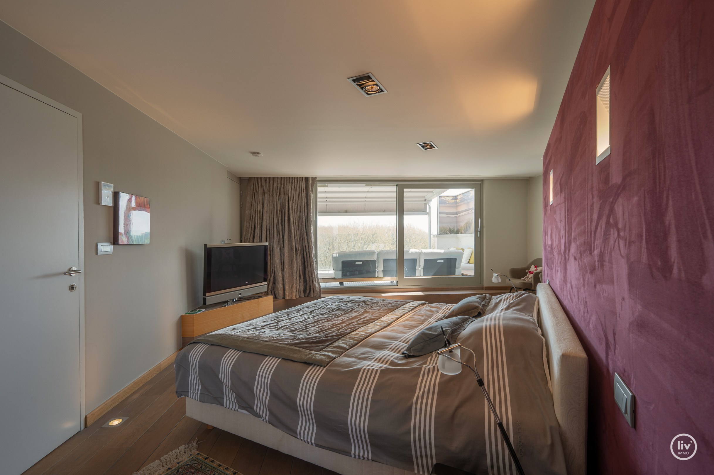 Dit magnifieke duplexappartement combineert uitzonderlijke volumes met adembenemende zichten over zowel de omliggende bossen als de zee. 