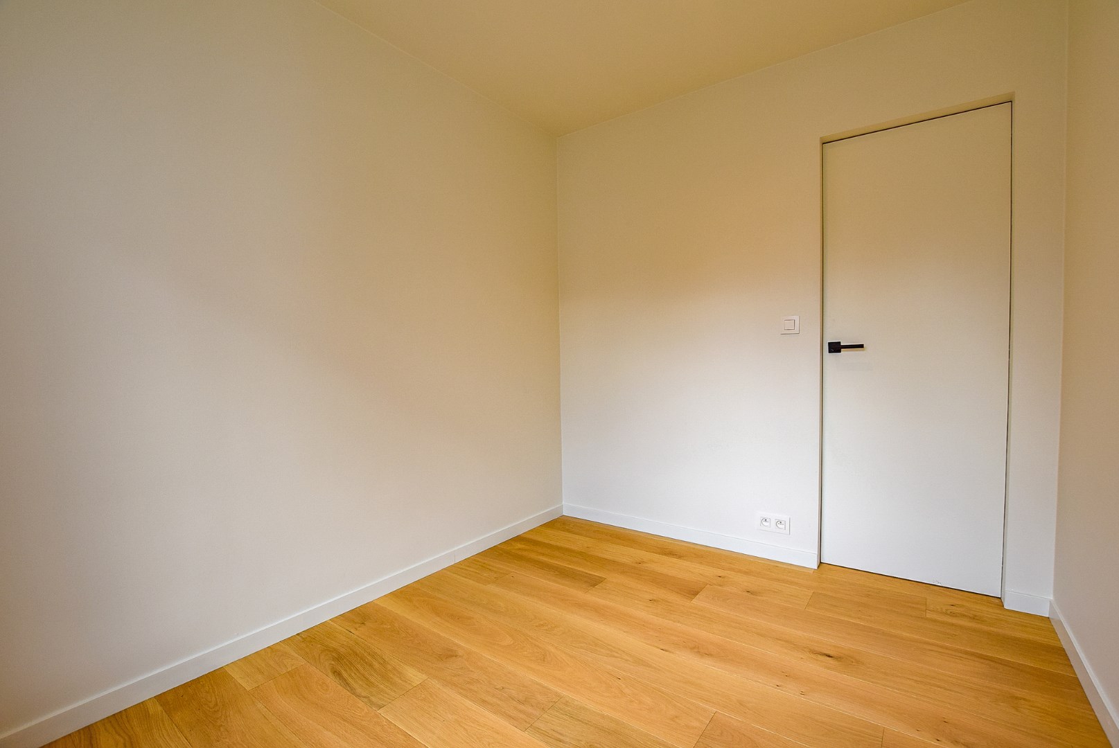 Kwalitatief gerenoveerd 2-slaapkamerappartment met zijdelings zeezicht en terras te Oostduinkerke-Bad 