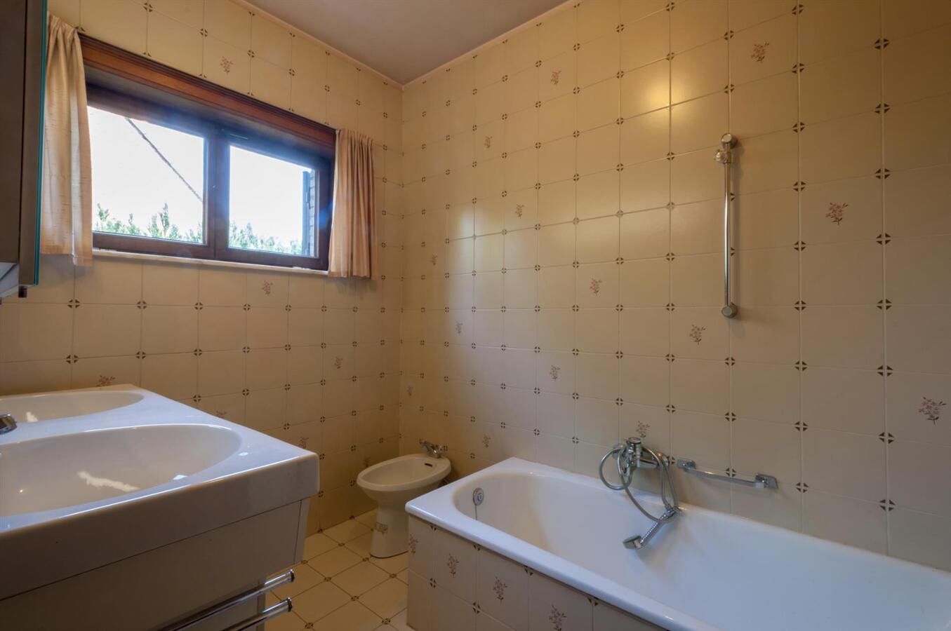 Ruime woning met prachtige tuin en open zicht 