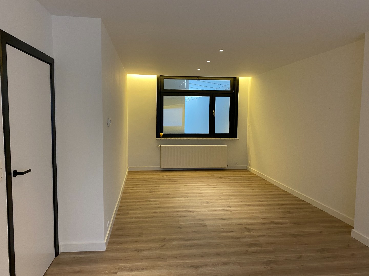 Verrassend ruime en gerenoveerde stadswoning met garage en uitweg! 