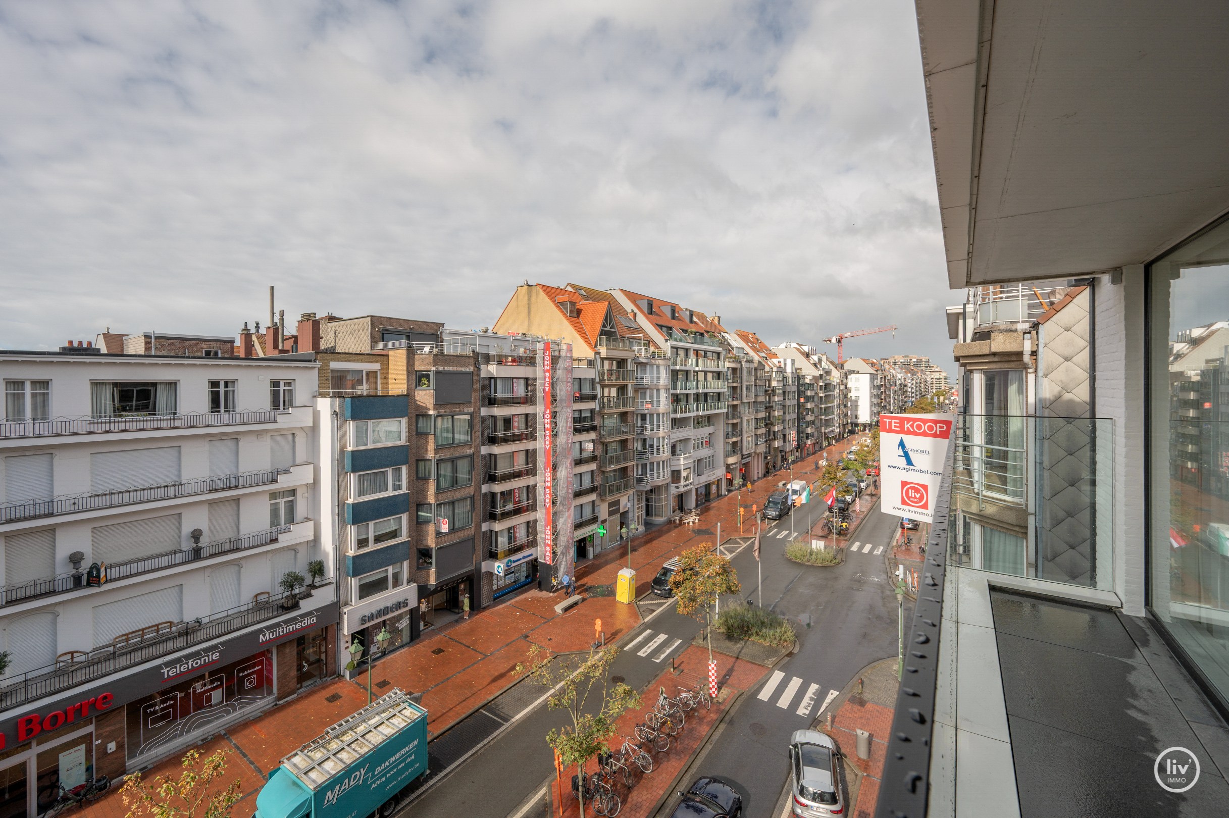 Luxueus volledig gerenoveerd 3 slaapkamer appartement te Lippenslaan gelegen op wandelafstand van het Albertstrand. 
