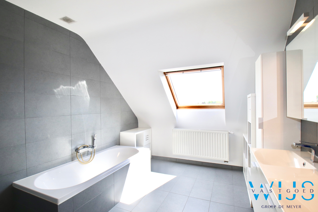 INSTAPKLAAR woonhuis met ZUIDgerichte tuin te Boekhoute ! 