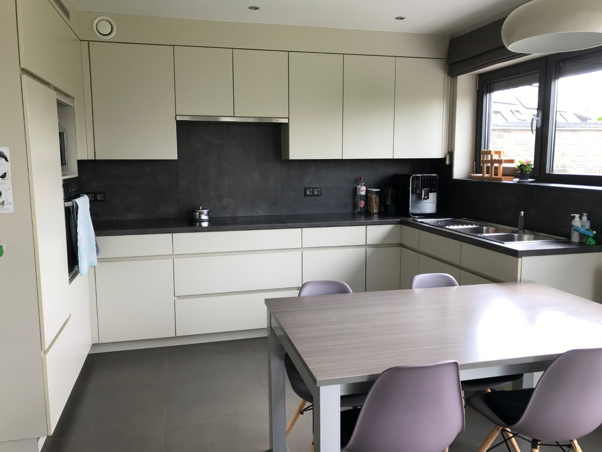 Ruime, eigentijdse Half Open Bebouwing. 