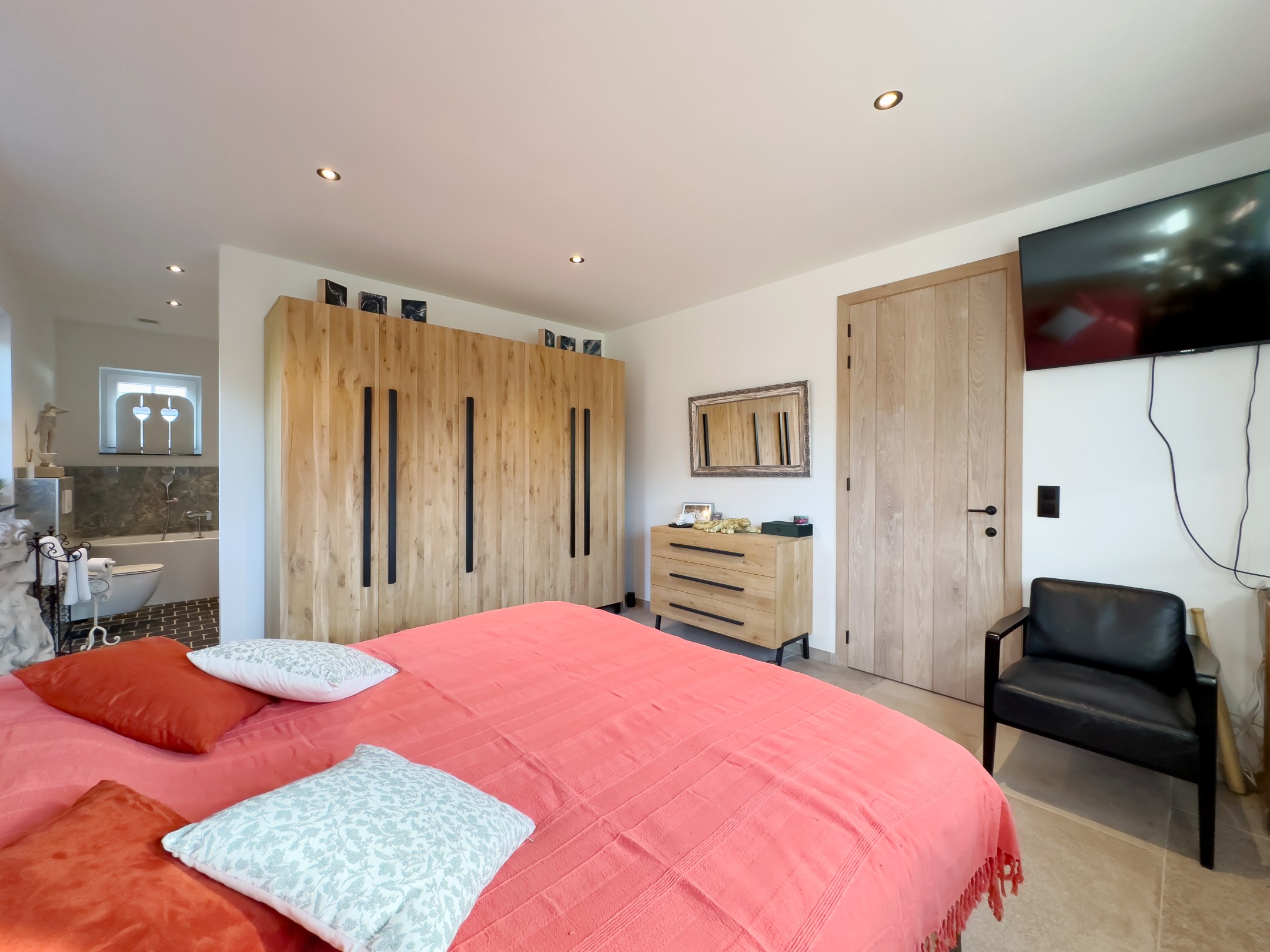 La villa récente de 2023 est située sur un terrain de 900 m², dans un havre de paix et de tranquillité. 