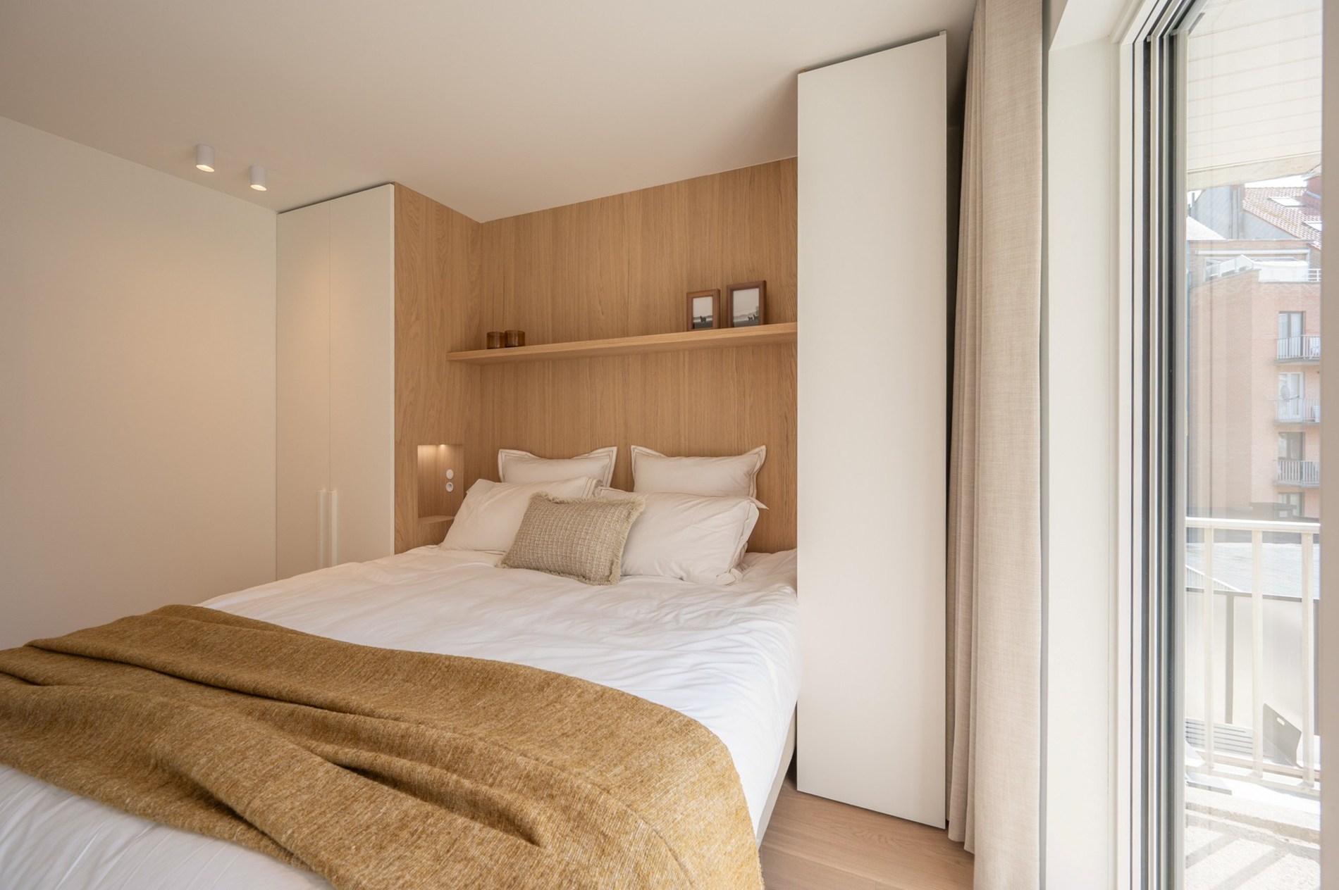 Appartement exclusivement rénové avec 3 chambres à vendre près de la plage d'Albert et de la place de la Lumière. 