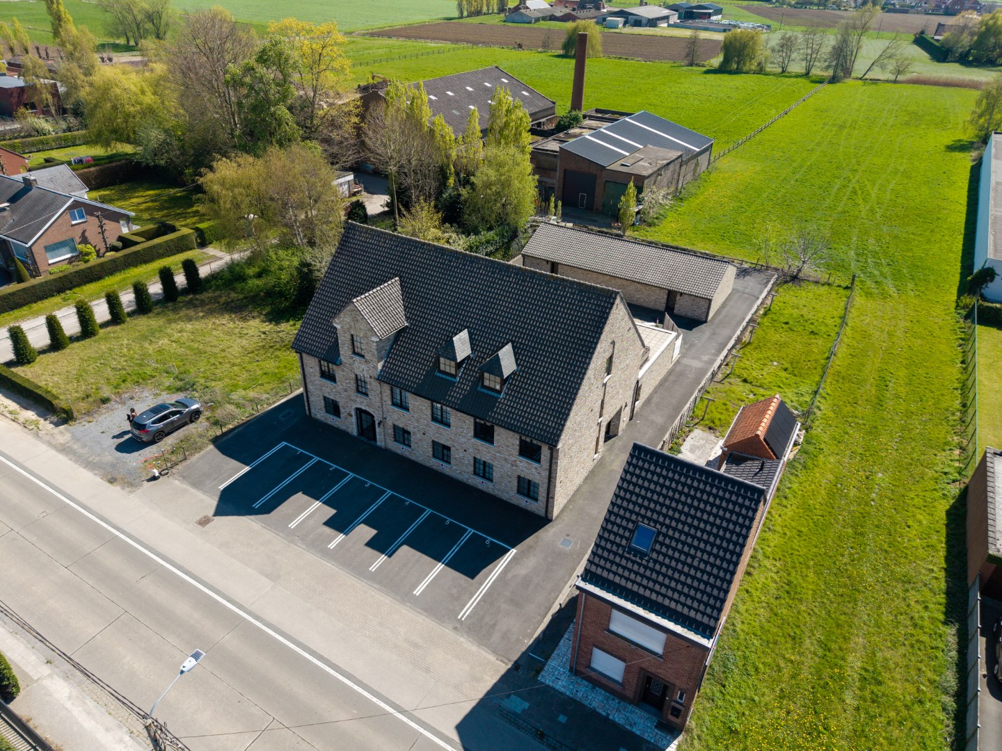 Stijlvolle opbrengsteigendom bestaande uit 6 appartementen en 6 garages! 