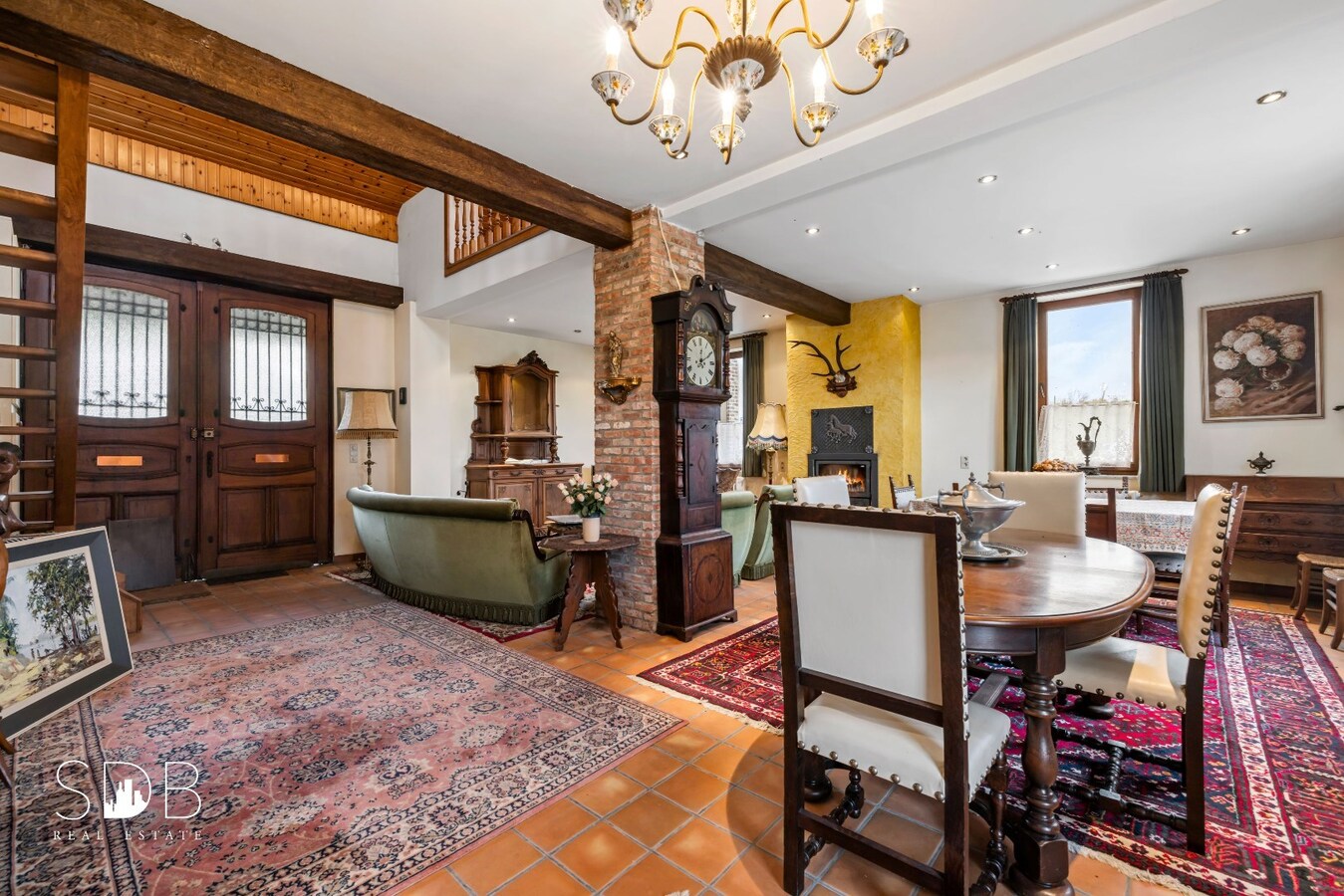 Authentieke hoeve met bijgebouwen met graslanden op circa 8.750m² 