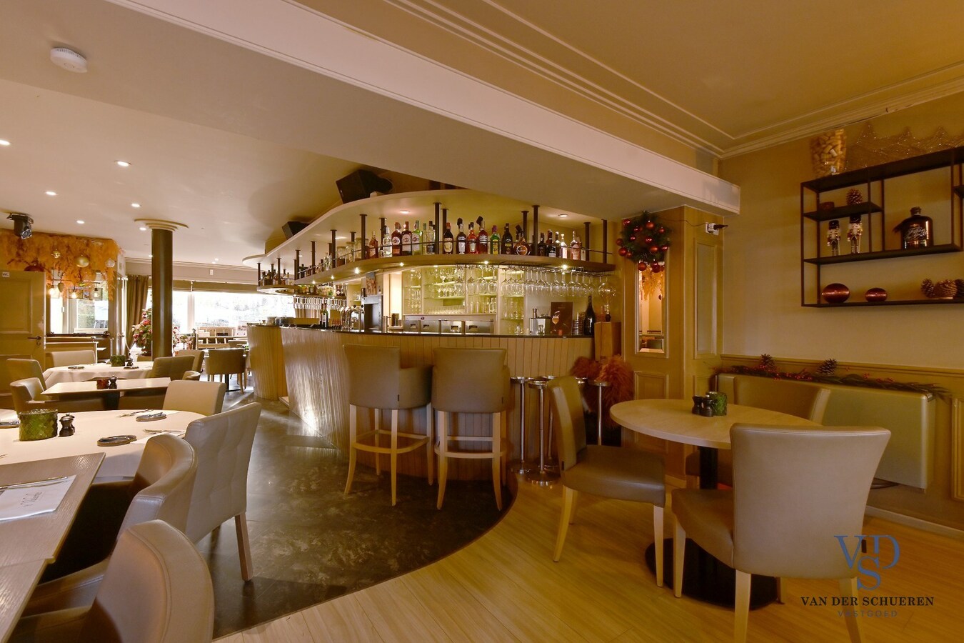 Handelspand (>300 m²) en 2 appartementen. 