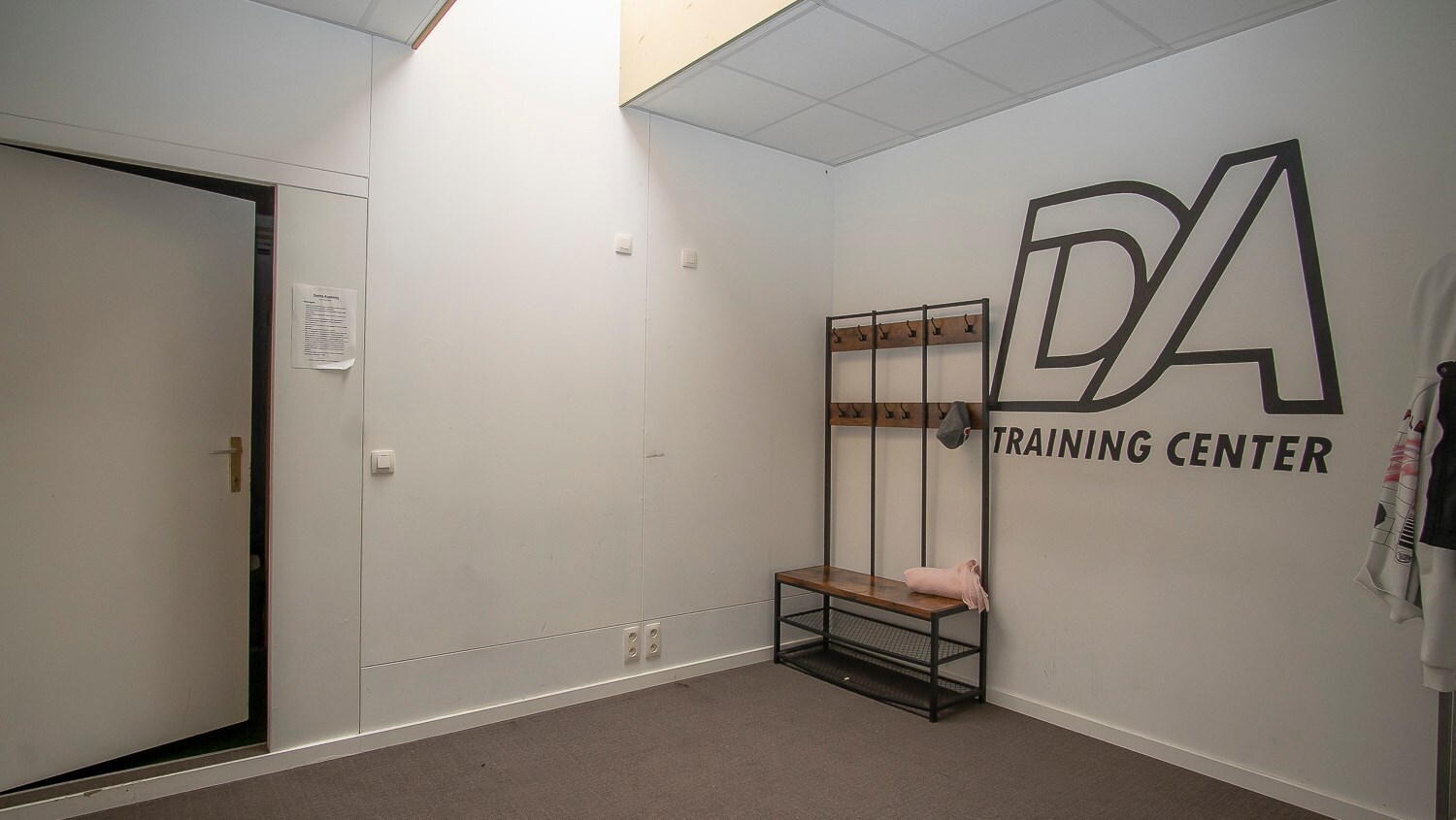 Handelsgelijkvloers met privé parking 