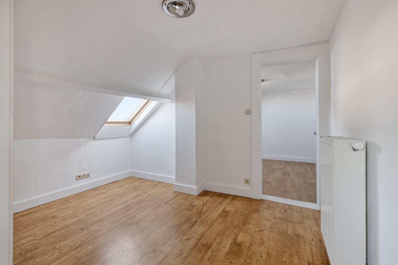 Ruime gezinswoning met 3 slpk. en ruimte voor bijberoep in Mol-Sluis 