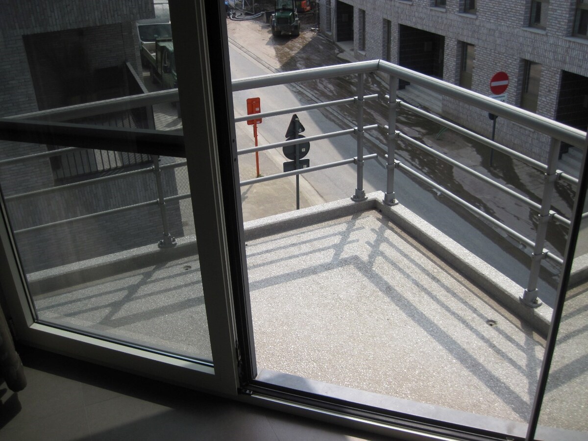 Lichtrijk appartement met ruim terras. Geen vaste kosten ! 