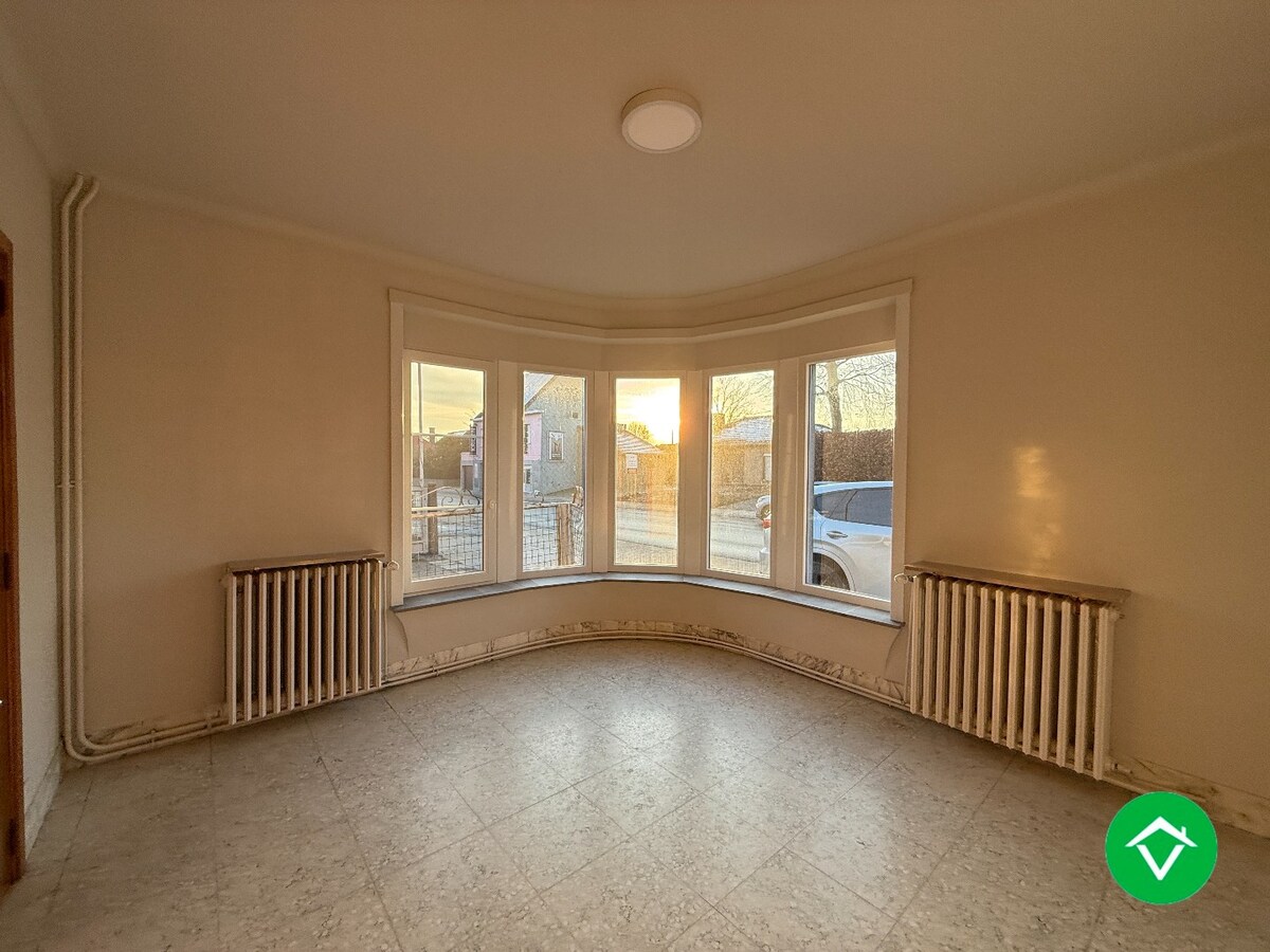 Ruime halfopen bebouwing met 3 slaapkamers, en dubbele garage te Sint-Eloois-Winkel 