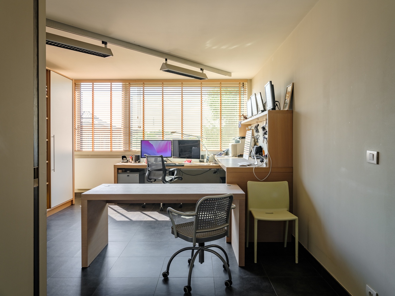 Exclusief wonen. Uitzonderlijk, luxueus en ruim (191m²) appartement met terras en fenomenaal zicht op water. 