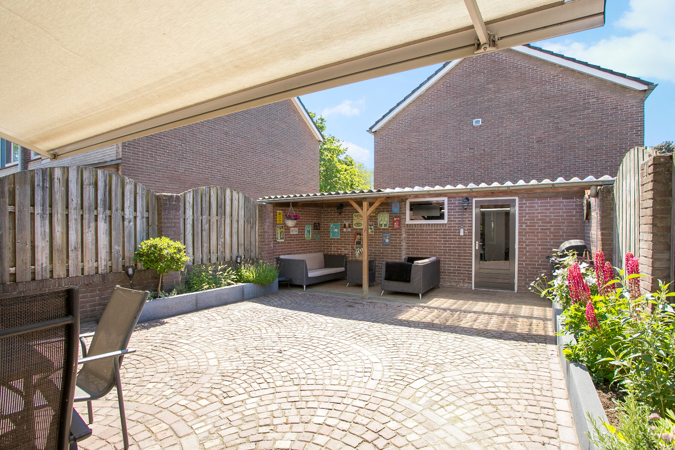 Instapklare eindwoning met 3 slaapkamers en grote zolderverdieping, berging en zonnige achtertuin. 