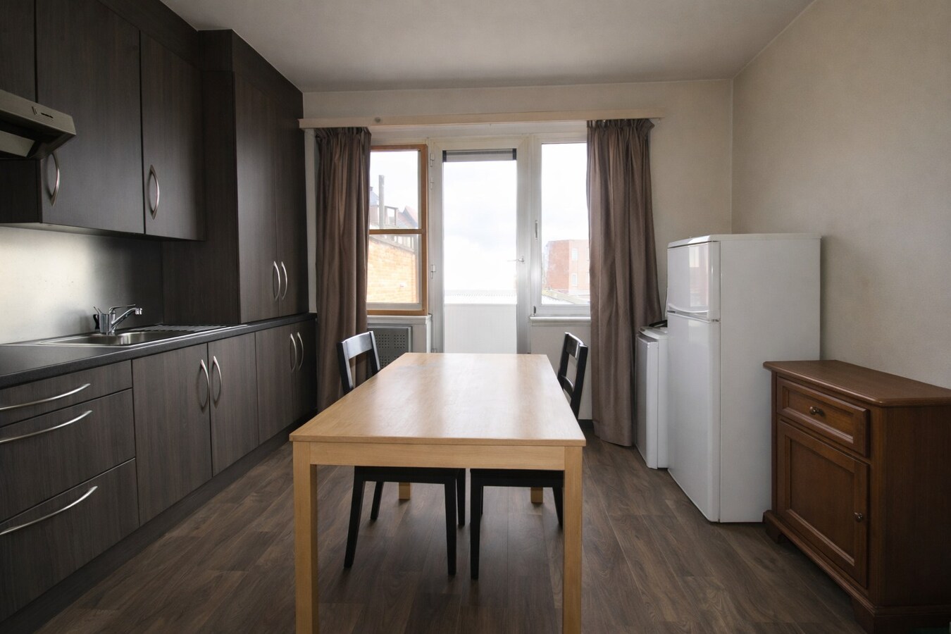 Te koop in Sint-Niklaas: uitzonderlijk handelshuis met woonst en duplex appartement, met optionele garageboxen en sterk opbrengstpotentieel 