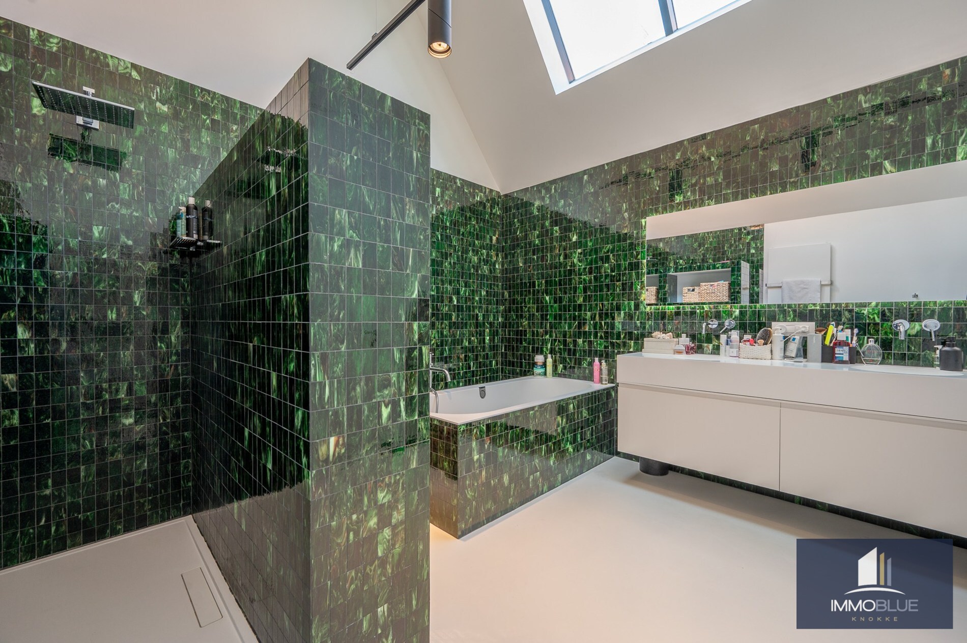 Uniek eigendom met adembenemende zichten gelegen op een perceel van ongeveer 3000 m². 