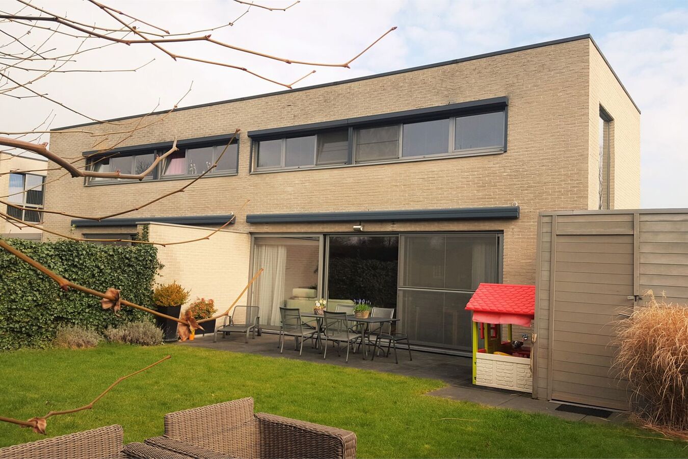 Instapklare moderne gezinswoning met veel licht en ruimte 