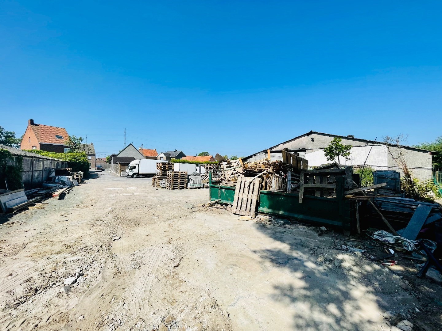 Alleenstaand magazijn op groot stuk grond 330000 euro 