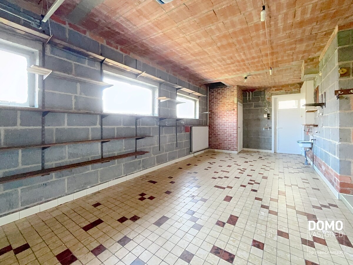 Te renoveren ruime open bebouwing, gelegen te Berbroek. 
