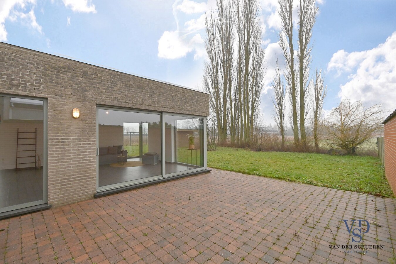 Ruime Half Open, op een commercieel gunstige ligging 