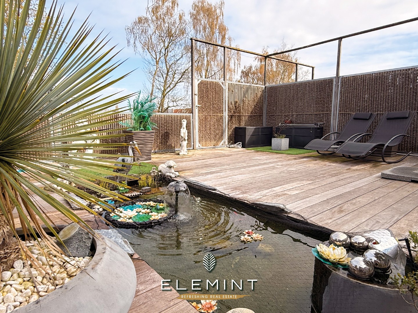 Uniek triplex-appartement met private inkom, 3 slpk, 2 badk &amp; ruim terras met vijver (161 m²) 