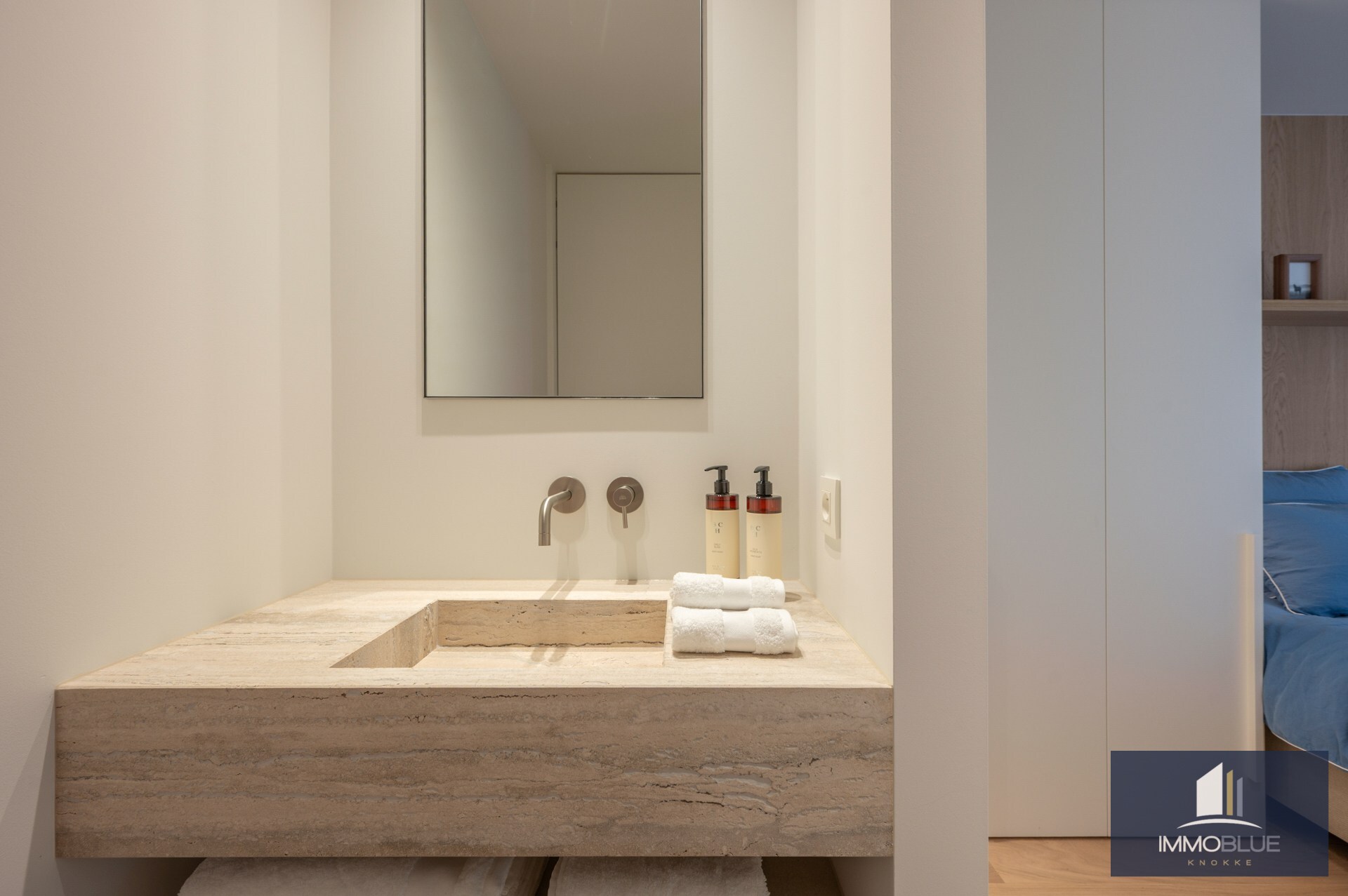 Prachtig gerenoveerd drie-slaapkamerappartement op een toplocatie vlak bij de Zeedijk en genietend van een zijdelings zeezicht. 