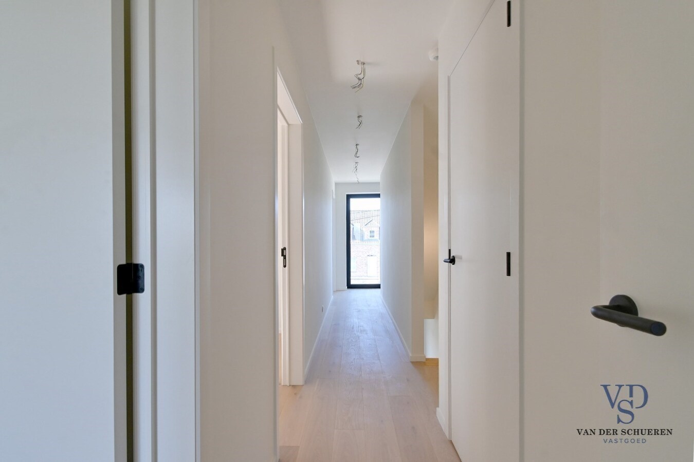 Half Open Bebouwing met buitenberging en carport 