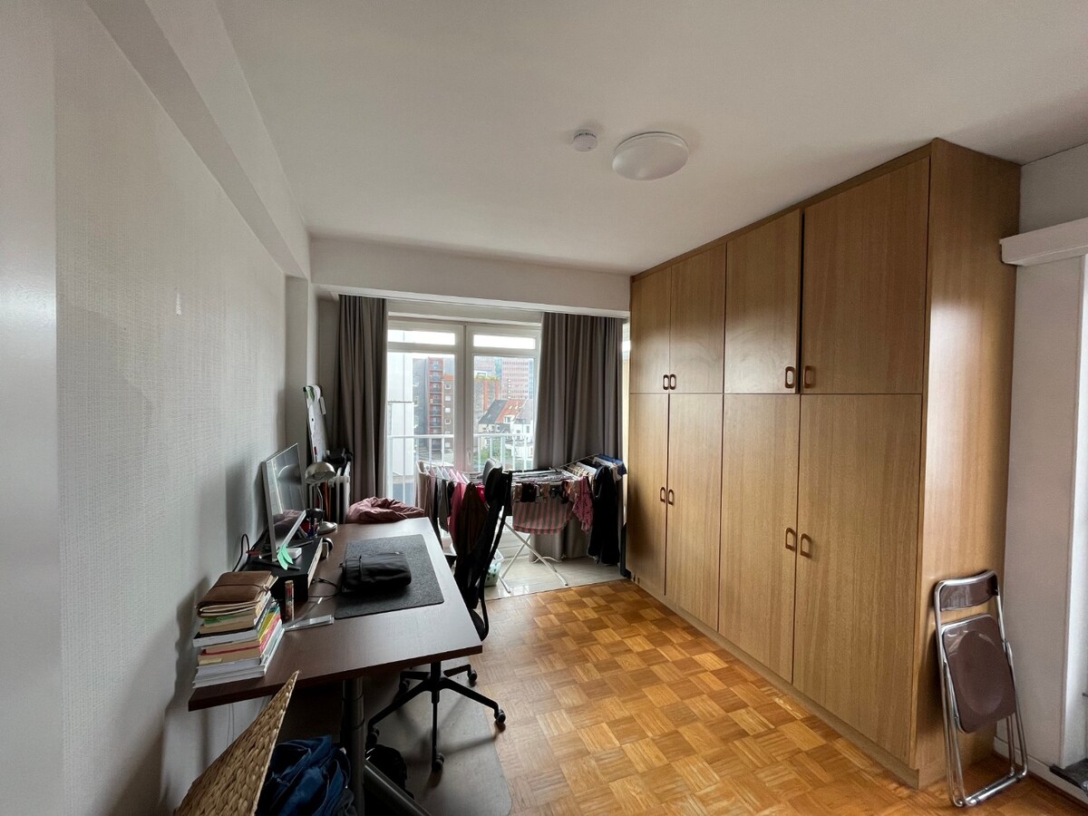 Ruim, lichtrijk appartement met garage én berging (kelder). 