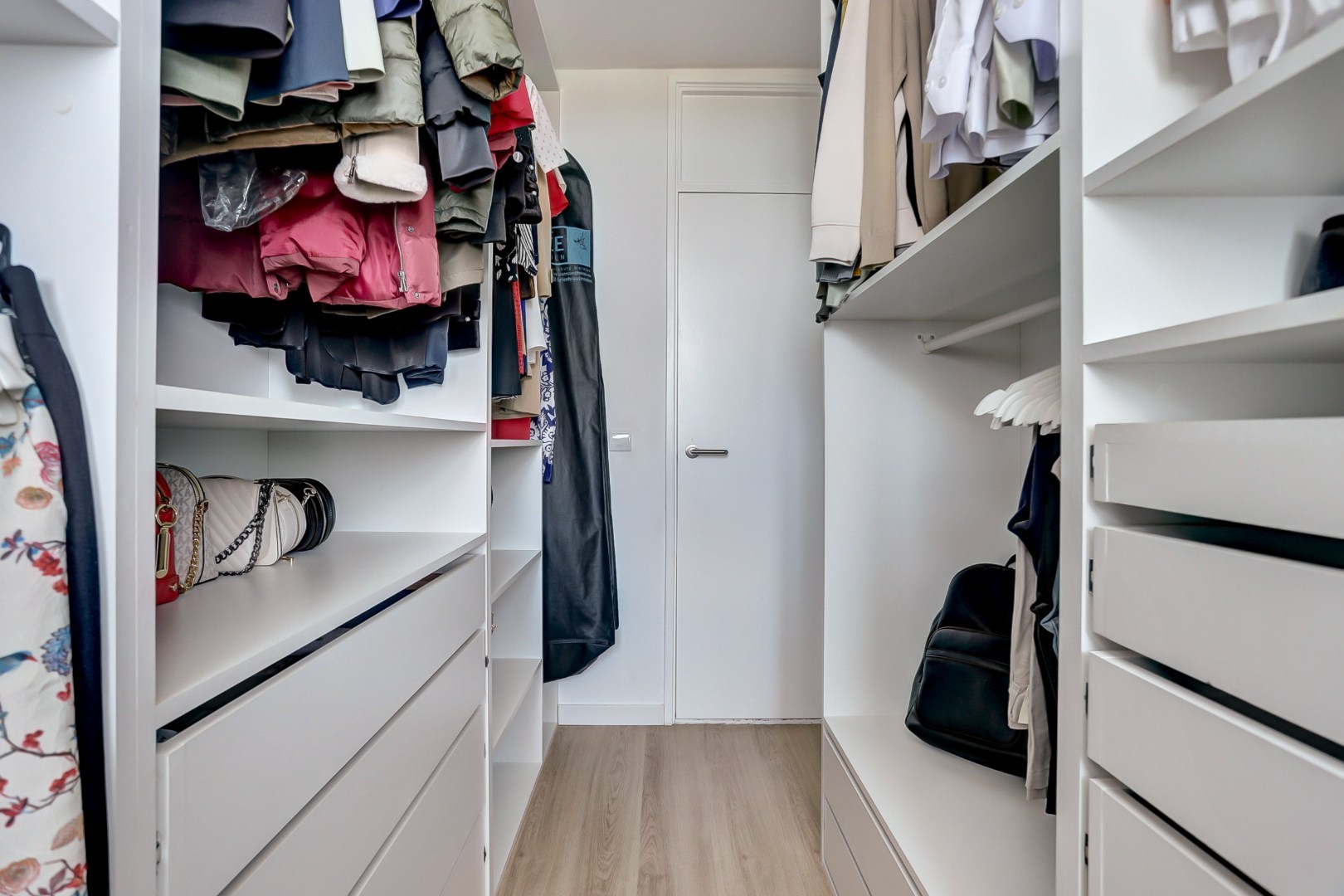 Zonder klussen te betrekken dit fraaie 4-kamer appartement op de 10e verdieping met 3 slaapkamers, fraaie keuken, moderne badkamer, mooi uitzicht en gelegen aan een groen park! 