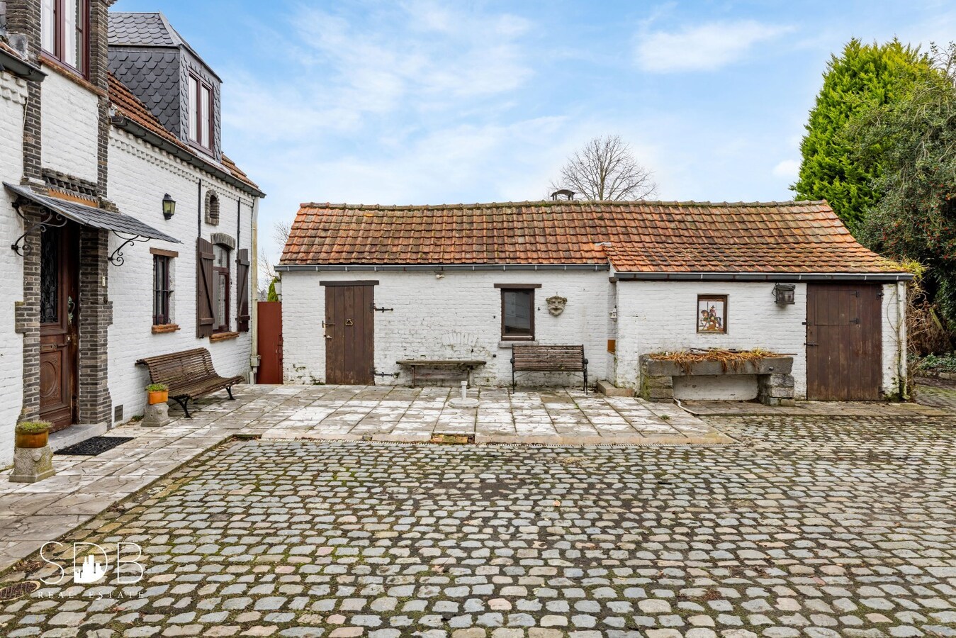 Authentieke hoeve met bijgebouwen met graslanden op circa 8.750m² 