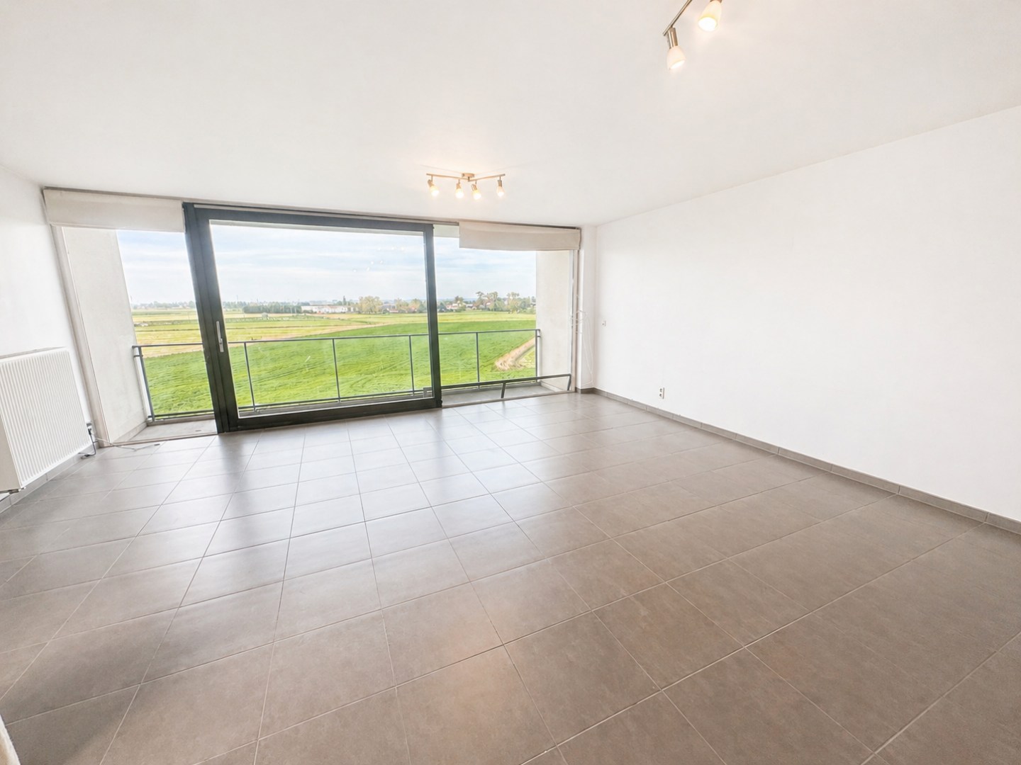 Prachtig gelegen appartement met 2 slpk, zonneterras(sen) en garage, Diksmuide. 