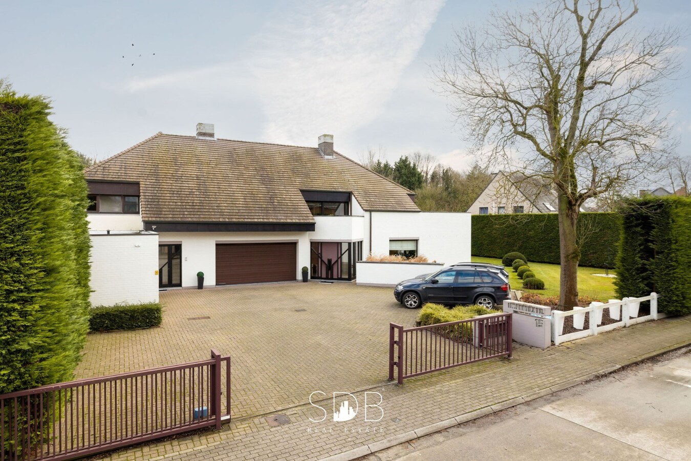 Prachtige ruime villa met gezinstuin + appartement op 2.135m² 