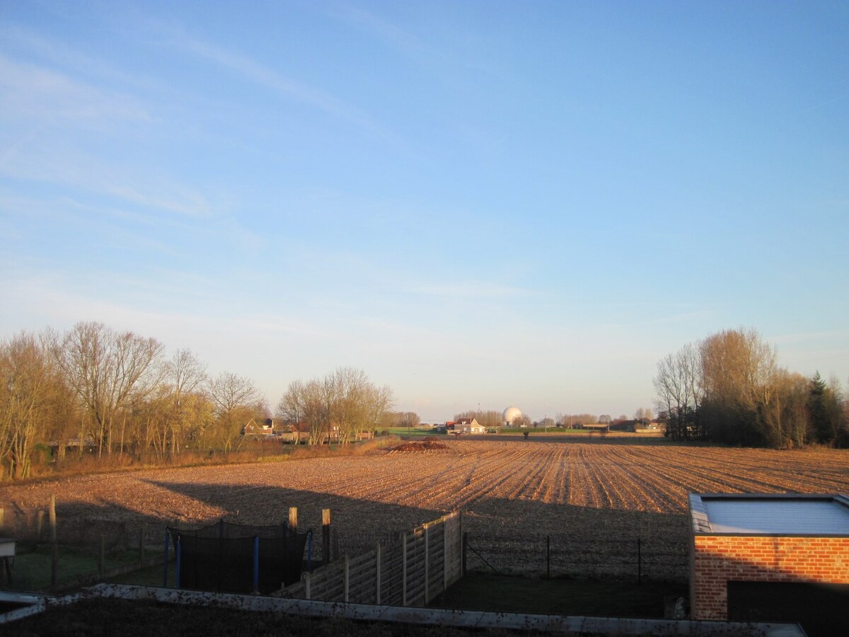 Eigentijds duplex-appartement. Geen vaste kosten !! 