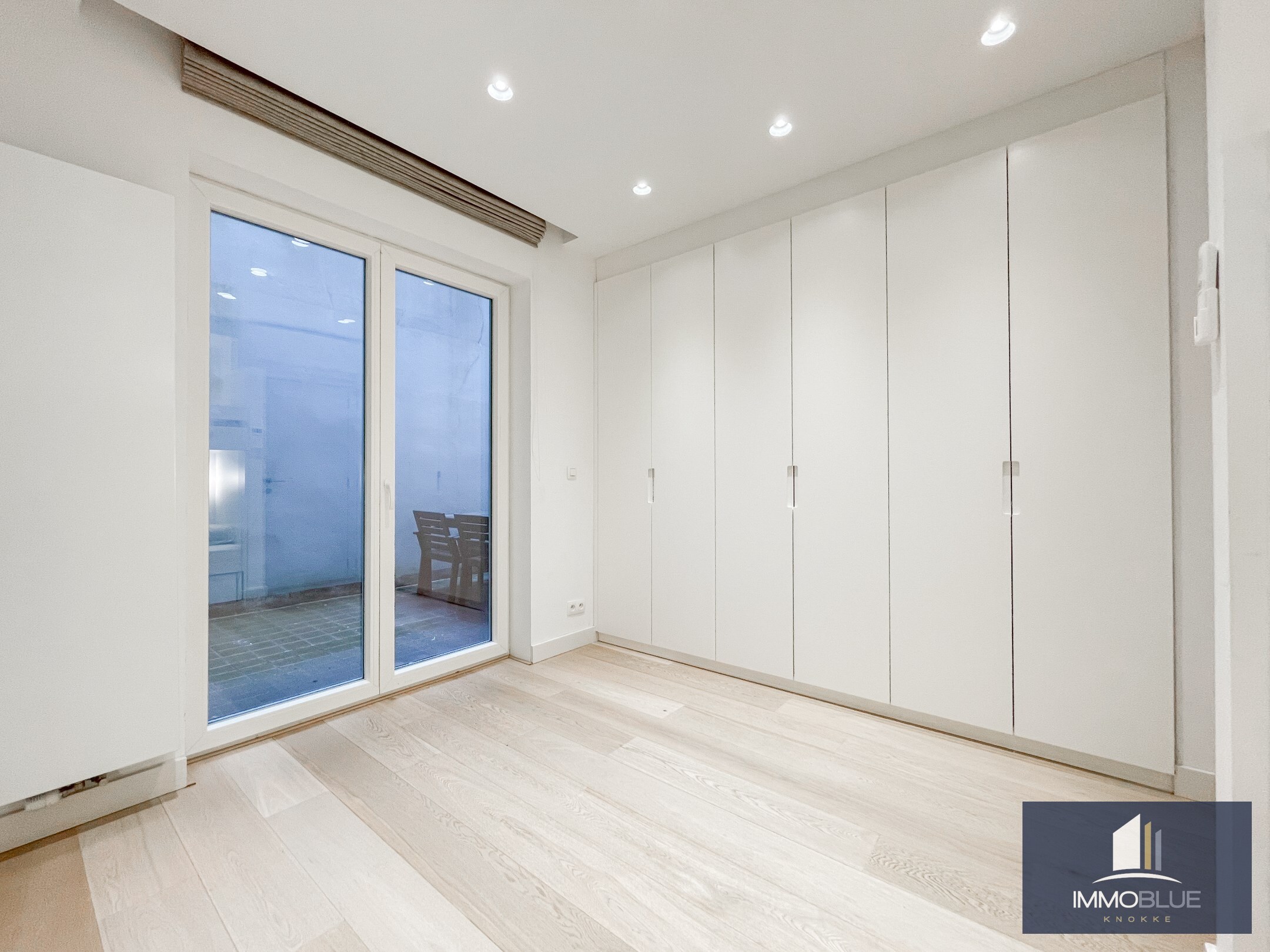 Appartement totalement rénové et luxueusement fini, avec trois chambres et une vue latérale sur la mer, situé au Zoute. 