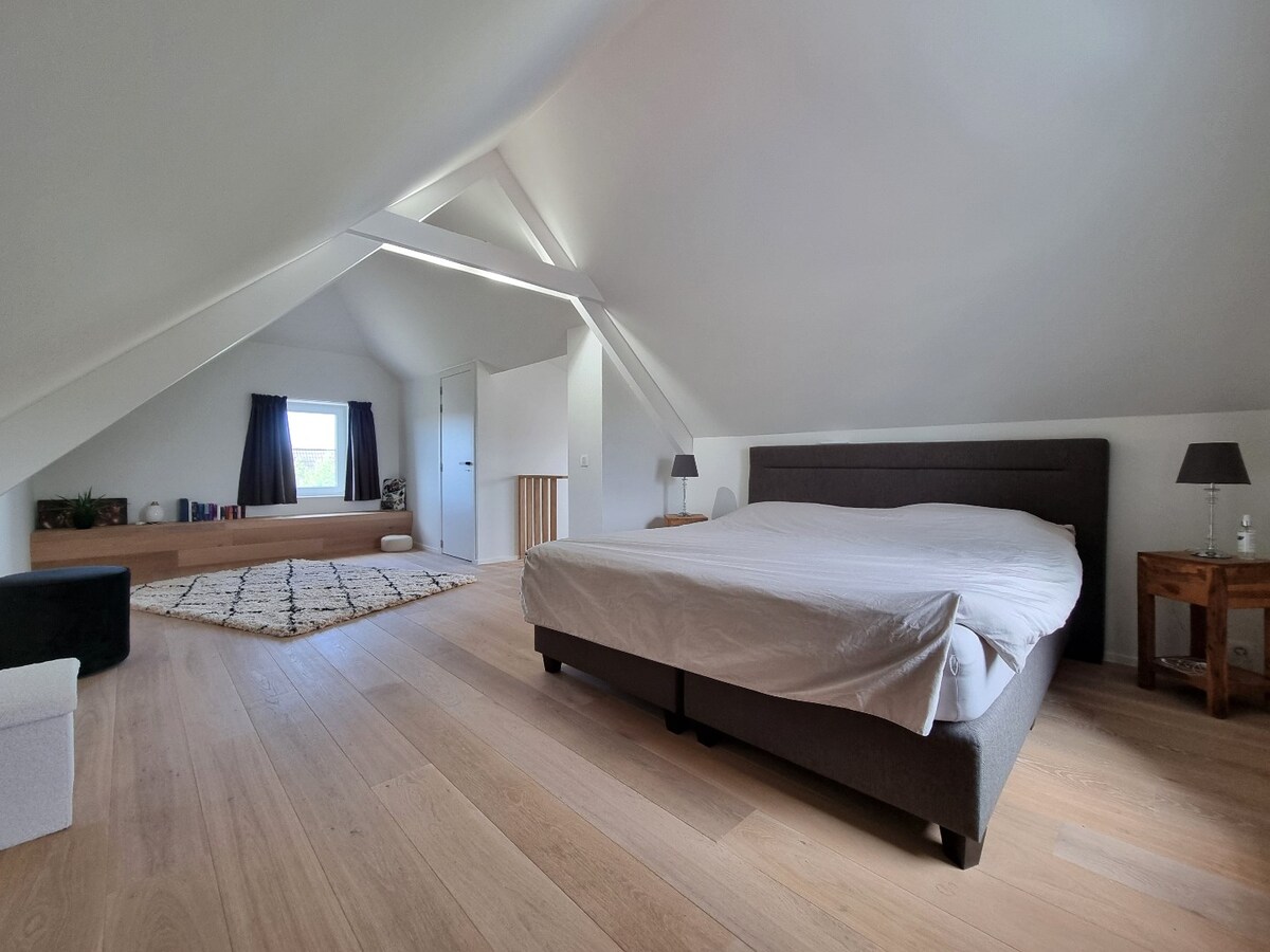 Prachtige, volledig gerenoveerde halfopen bebouwing op groot perceel van 842m² 