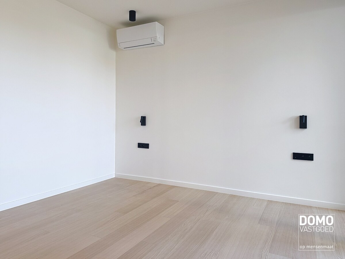 HOOGWAARDIG AFGEWERKT APPARTEMENT VAN 122,50 M² MET 2 SLAAPKAMERS, RUIM TERRAS EN PARKEERPLAATS TE CENTRUM TUILT 