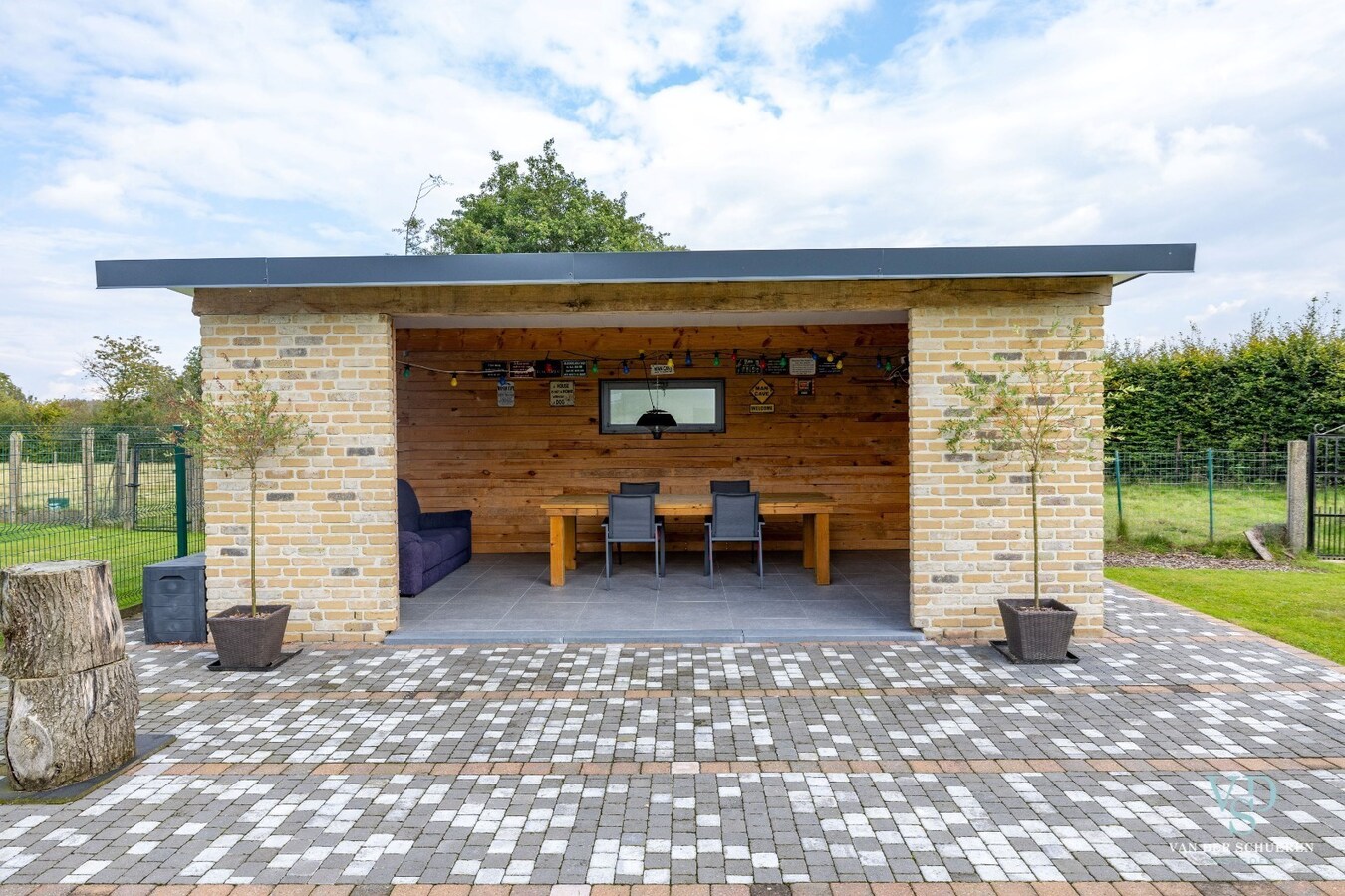 Tijdloze vrijstaande villa op ruim perceel 