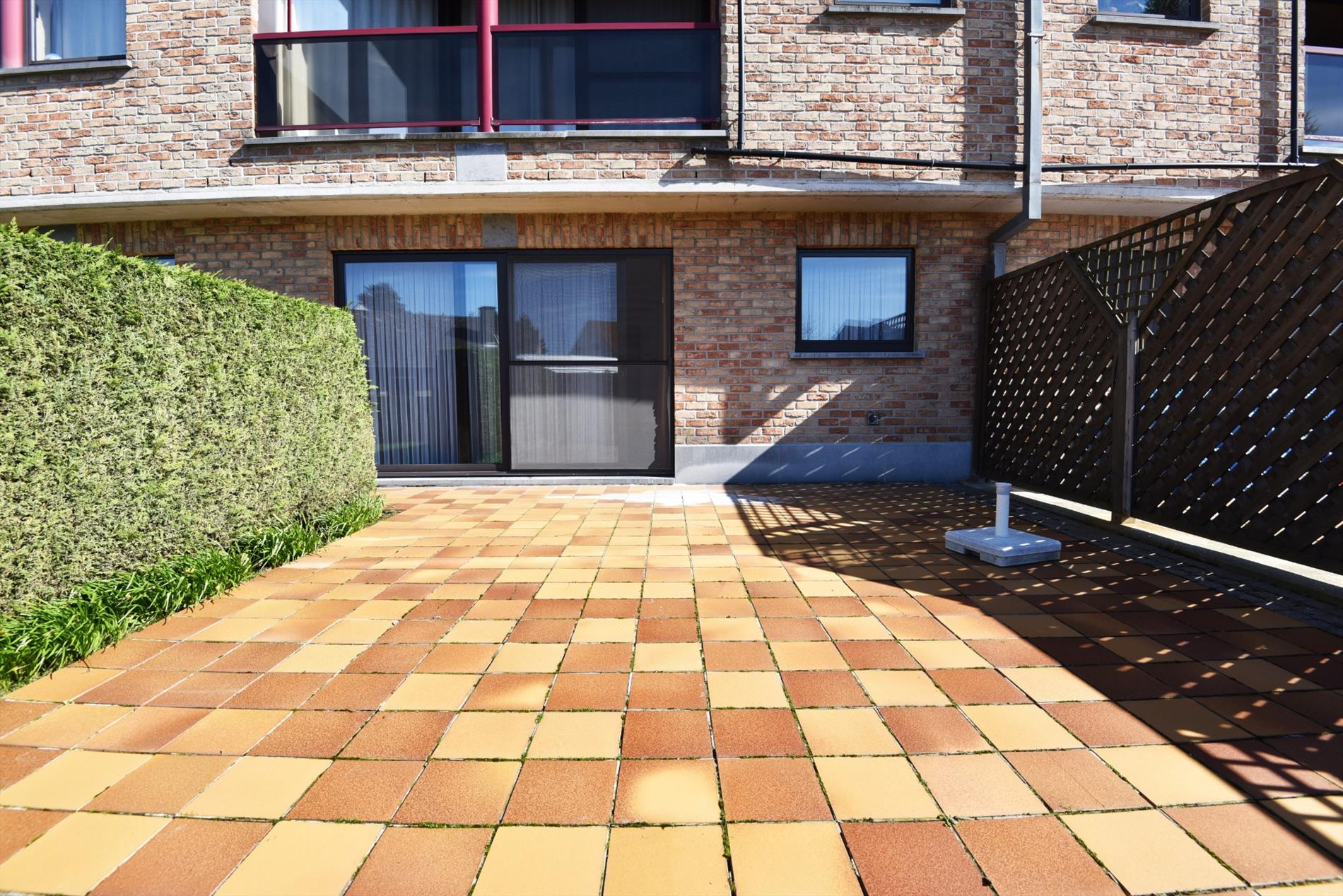 Gelijkvloers app. met 2 slpks, zonneterras en staanplaats nabij centrum Maldegem 