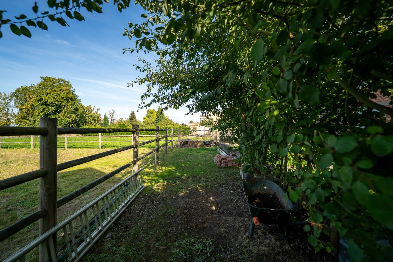 Renovated property with drained track and pasture on approximately 16 ares in Mielen-boven-Aalst. 