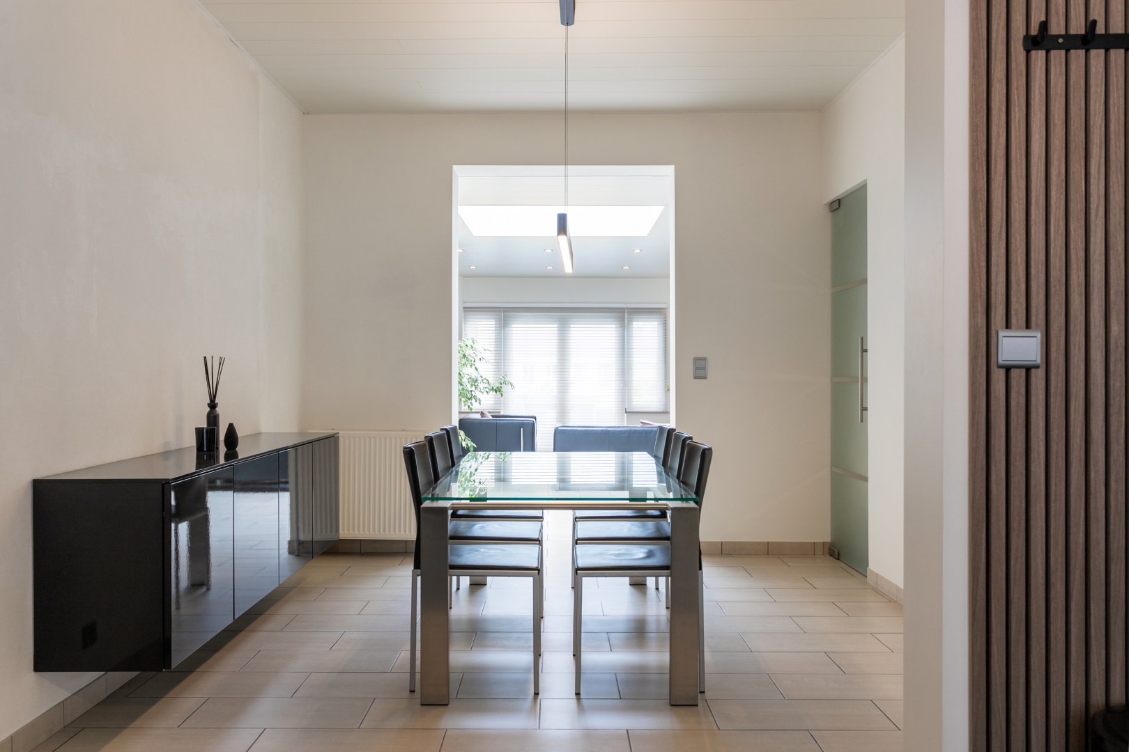 Deels gerenoveerde woning met tuin en garage op gunstige ligging te Halle 