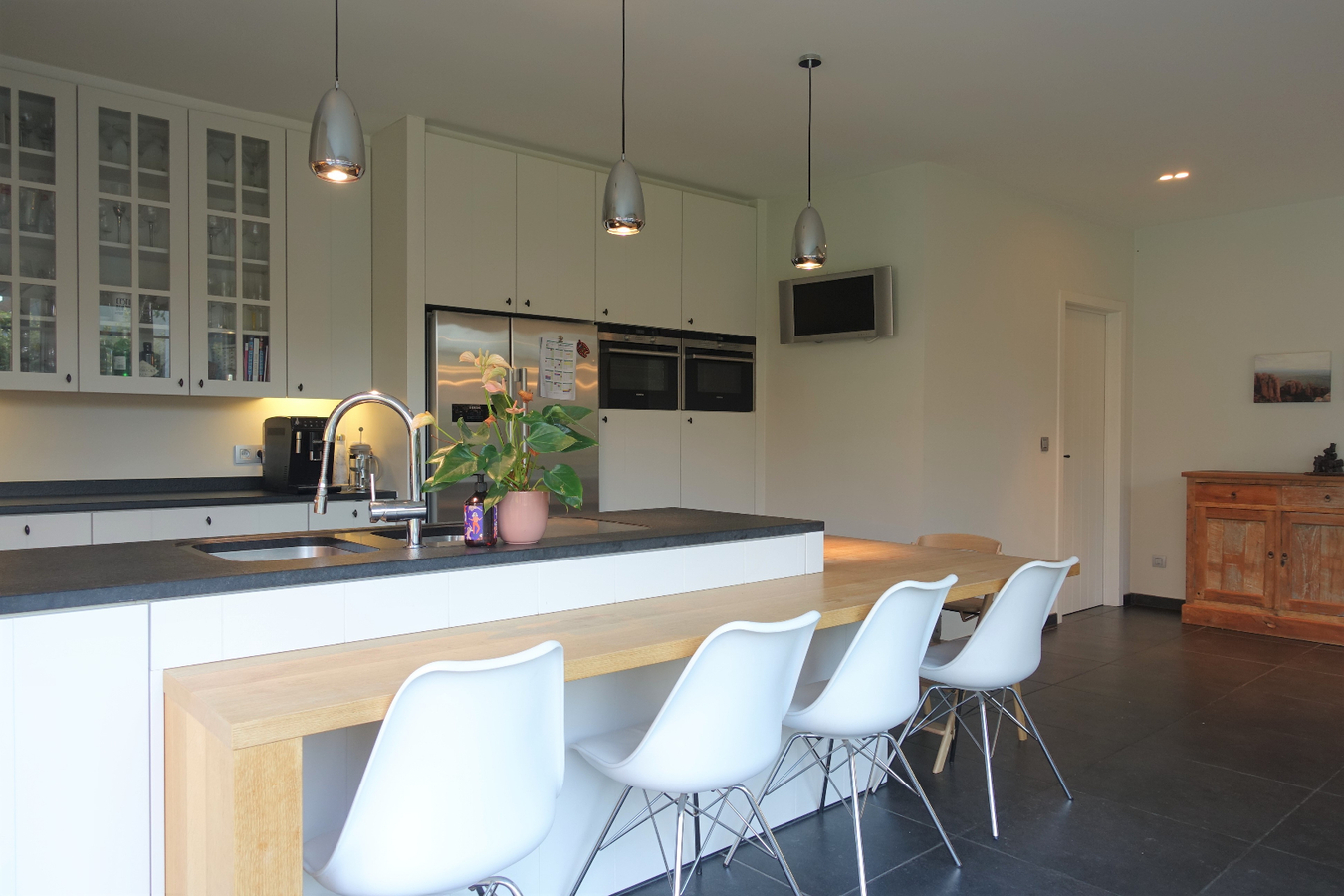 Sublieme gerenoveerde hoekwoning op rustige ligging 