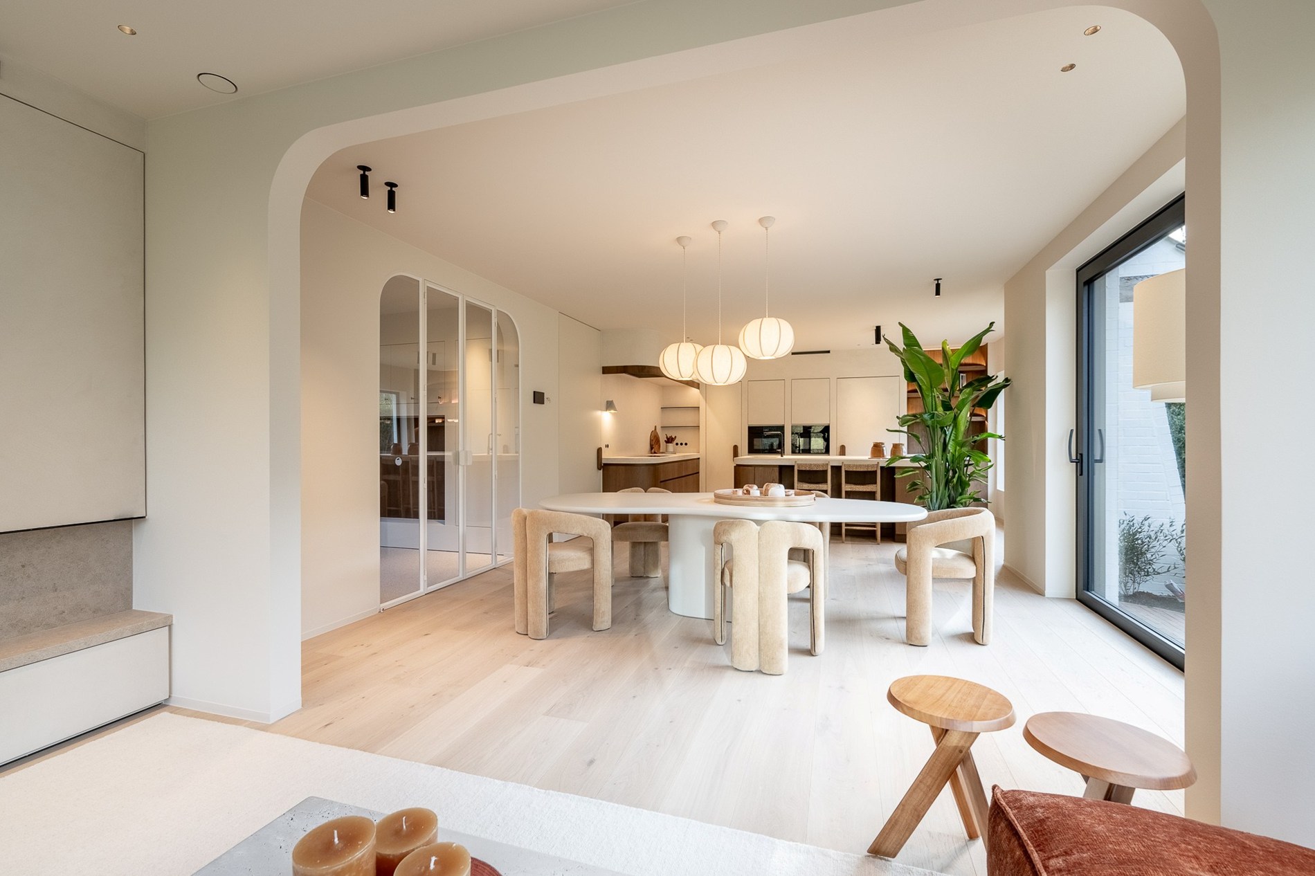 Luxueus gerenoveerde koppelvilla met zwembad in de Noordzeelaan te Knokke. 