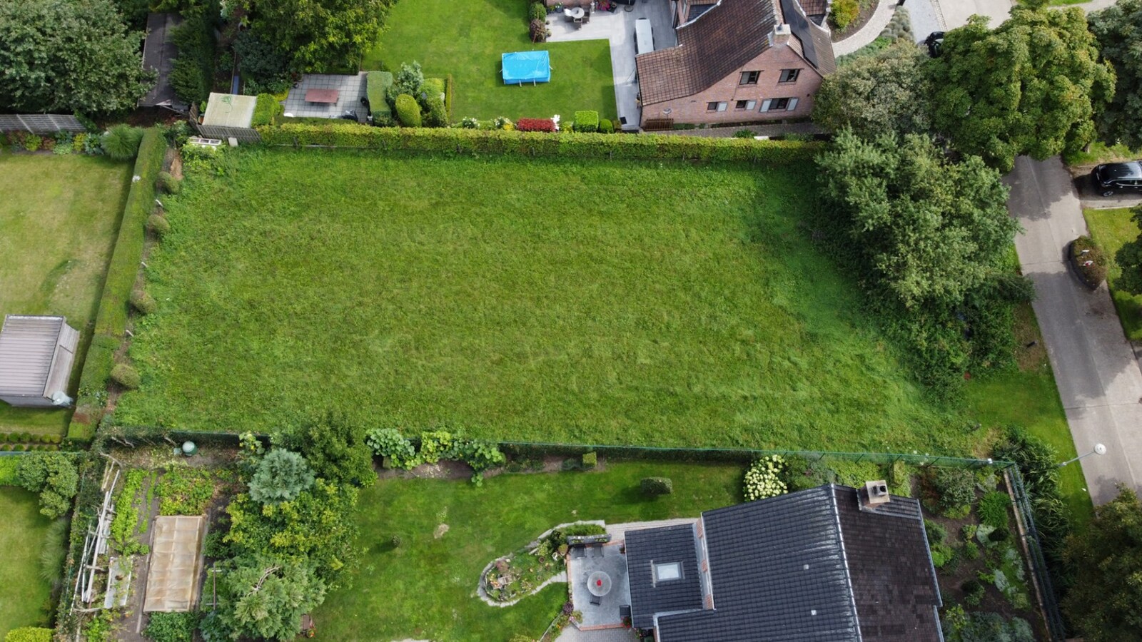 Bouwgrond van 898 m² in Bloemenwijk te Zoersel. 