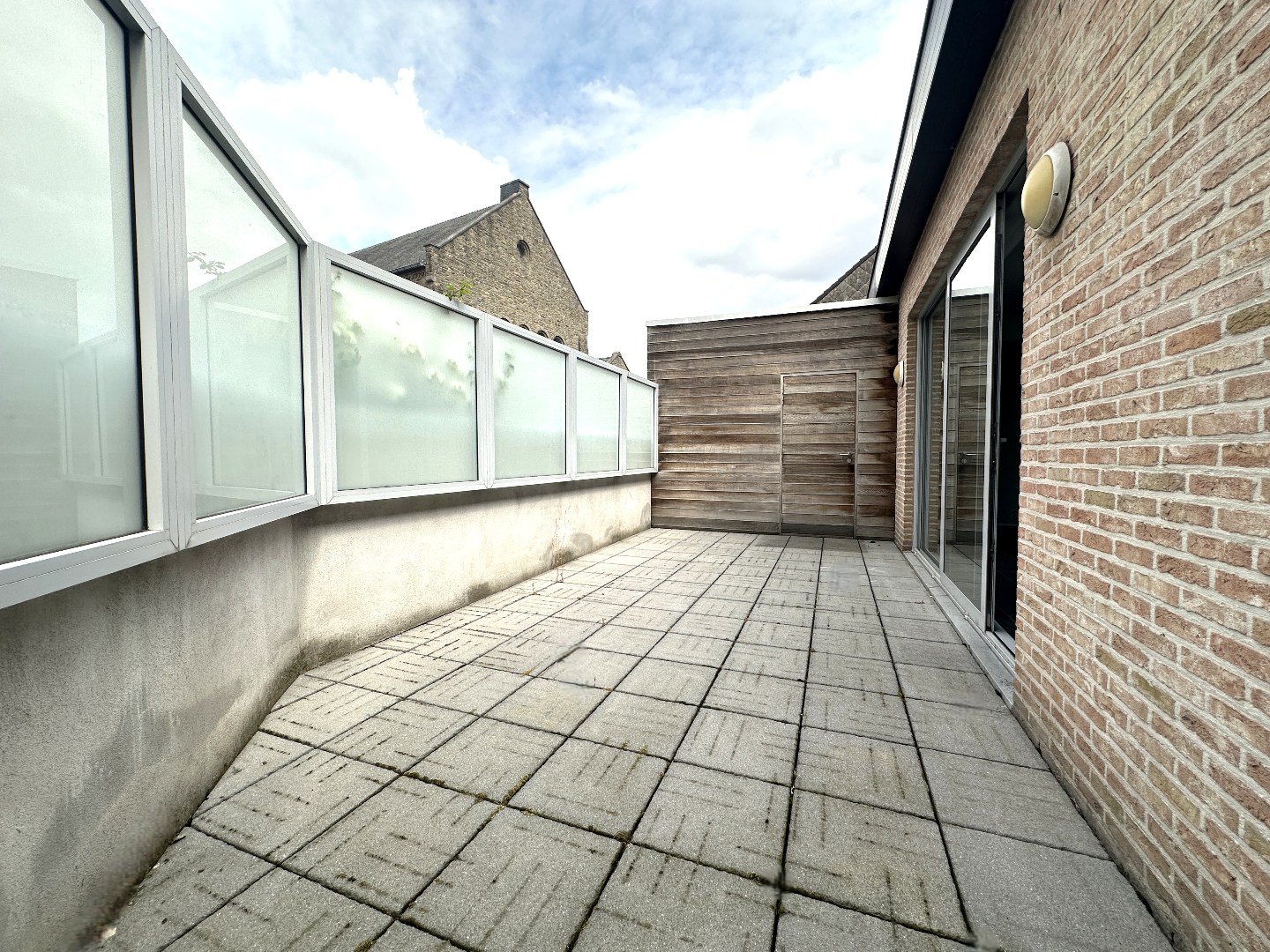 Lichtrijk appartement met 1 slpk en groot zonnig terras, hartje Torhout 