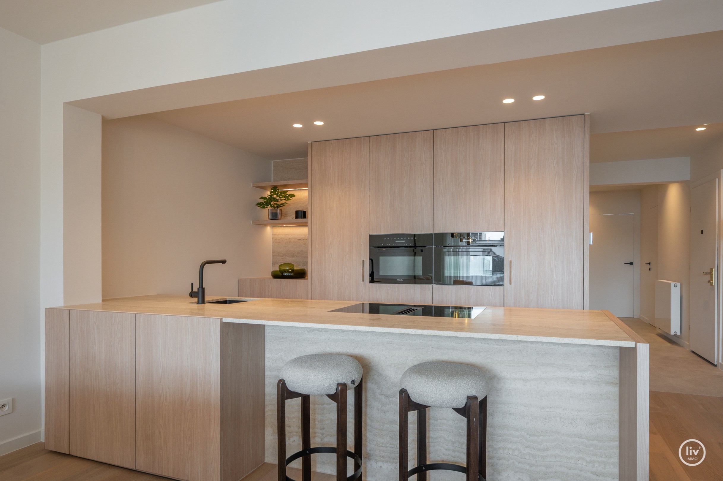 Luxueus volledig gerenoveerd 3 slaapkamer appartement te Lippenslaan gelegen op wandelafstand van het Albertstrand. 