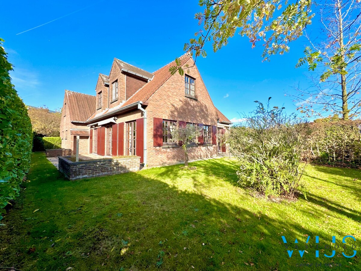 Fantastische open bebouwing met dubbele garage in gegeerde woonwijk te Evergem 