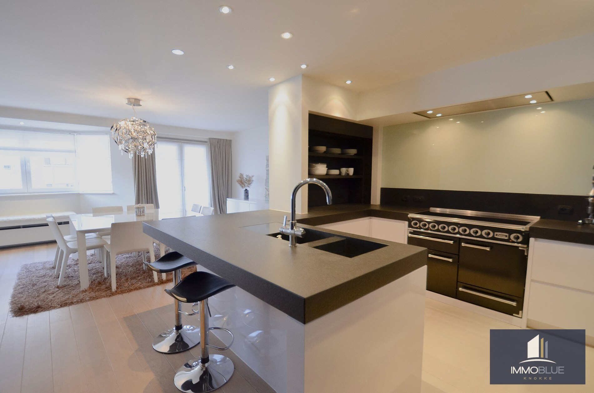 Topaanbieding – Uitzonderlijk ruim appartement gelegen in een stijlvolle residentie. 